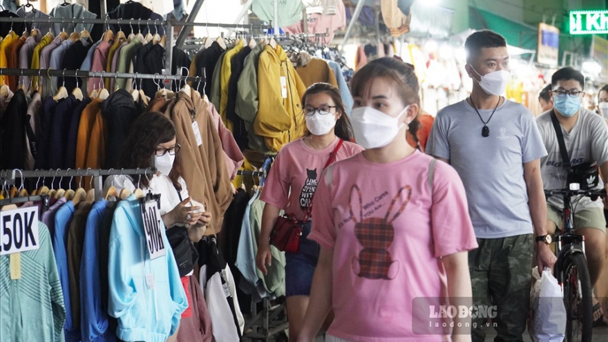 Largest fashion market in Ho Chi Minh City bustling again